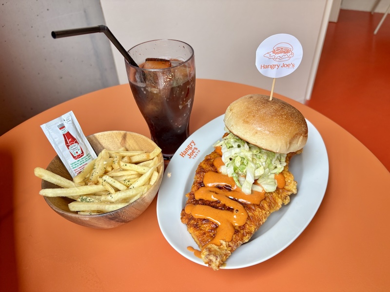 東池袋にオープンした豪快チキンバーガーの店「Hangry Joe's Tokyo」に